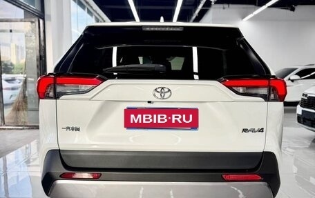 Toyota RAV4, 2021 год, 2 300 000 рублей, 7 фотография