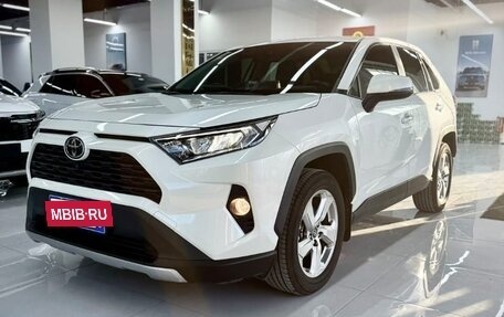 Toyota RAV4, 2021 год, 2 300 000 рублей, 2 фотография