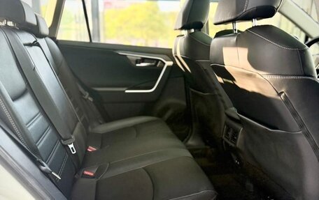 Toyota RAV4, 2021 год, 2 300 000 рублей, 10 фотография