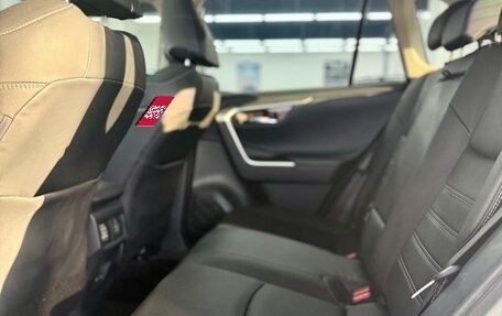 Toyota RAV4, 2021 год, 2 300 000 рублей, 17 фотография