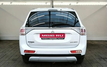 Mitsubishi Outlander III рестайлинг 3, 2014 год, 1 370 000 рублей, 3 фотография