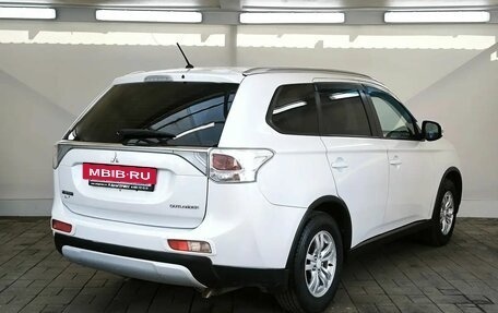 Mitsubishi Outlander III рестайлинг 3, 2014 год, 1 370 000 рублей, 4 фотография