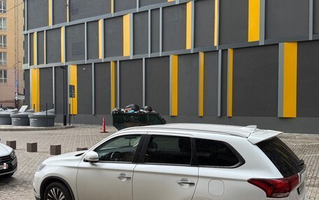 Mitsubishi Outlander III рестайлинг 3, 2018 год, 2 300 000 рублей, 5 фотография