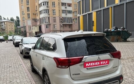 Mitsubishi Outlander III рестайлинг 3, 2018 год, 2 300 000 рублей, 4 фотография
