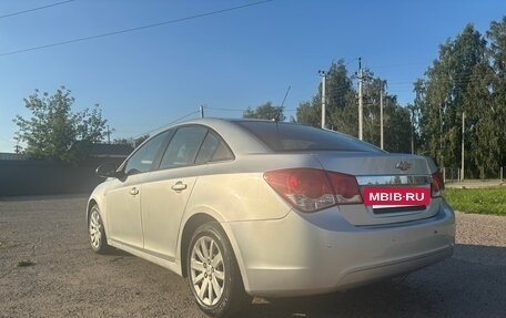 Chevrolet Cruze II, 2010 год, 500 000 рублей, 3 фотография
