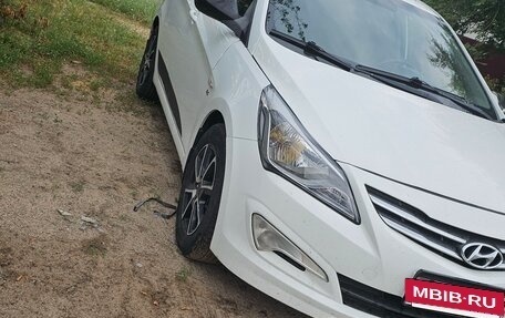 Hyundai Solaris II рестайлинг, 2014 год, 900 000 рублей, 2 фотография