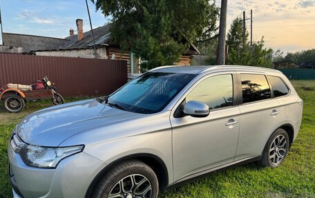 Mitsubishi Outlander III рестайлинг 3, 2014 год, 1 850 000 рублей, 6 фотография