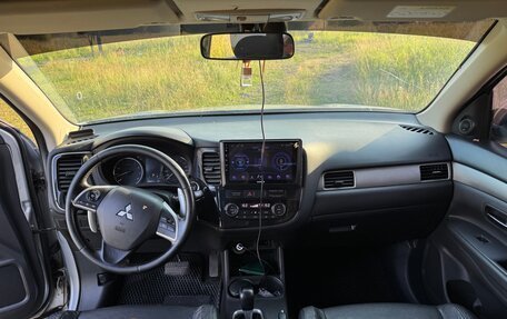 Mitsubishi Outlander III рестайлинг 3, 2014 год, 1 850 000 рублей, 14 фотография