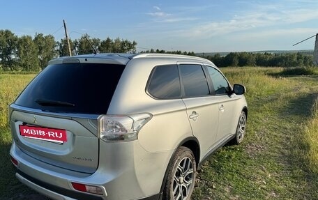 Mitsubishi Outlander III рестайлинг 3, 2014 год, 1 850 000 рублей, 19 фотография