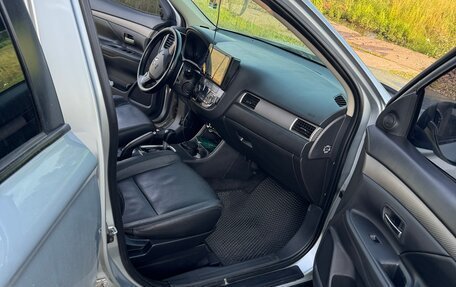 Mitsubishi Outlander III рестайлинг 3, 2014 год, 1 850 000 рублей, 30 фотография