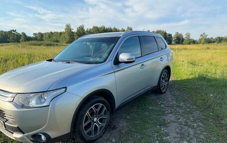 Mitsubishi Outlander III рестайлинг 3, 2014 год, 1 850 000 рублей, 24 фотография