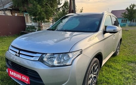 Mitsubishi Outlander III рестайлинг 3, 2014 год, 1 850 000 рублей, 7 фотография