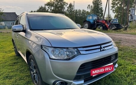 Mitsubishi Outlander III рестайлинг 3, 2014 год, 1 850 000 рублей, 8 фотография