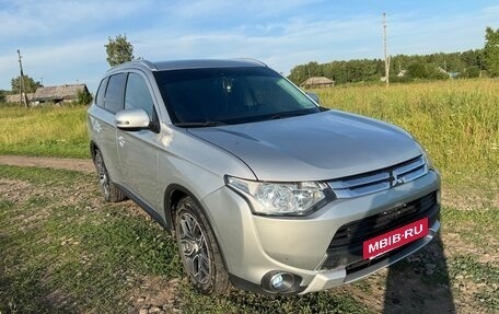 Mitsubishi Outlander III рестайлинг 3, 2014 год, 1 850 000 рублей, 26 фотография