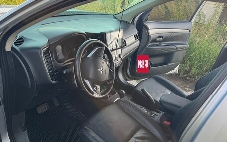 Mitsubishi Outlander III рестайлинг 3, 2014 год, 1 850 000 рублей, 32 фотография