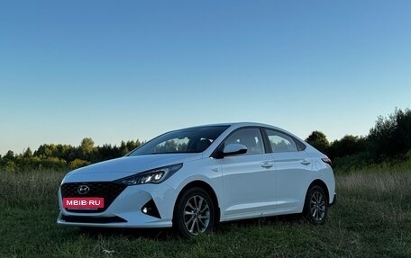 Hyundai Solaris II рестайлинг, 2021 год, 1 590 000 рублей, 2 фотография