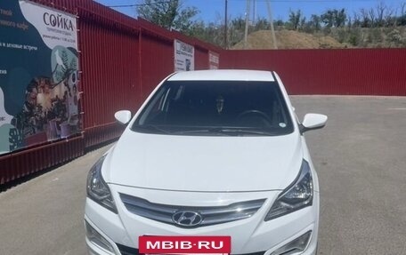 Hyundai Solaris II рестайлинг, 2015 год, 950 000 рублей, 2 фотография