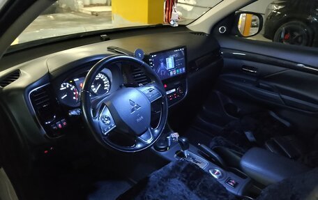 Mitsubishi Outlander III рестайлинг 3, 2016 год, 1 850 000 рублей, 10 фотография