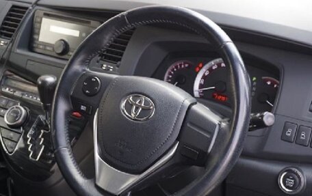 Toyota ISis I, 2013 год, 1 100 000 рублей, 3 фотография