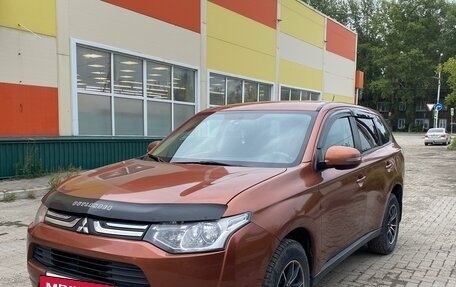 Mitsubishi Outlander III рестайлинг 3, 2013 год, 1 400 000 рублей, 2 фотография