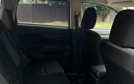 Mitsubishi Outlander III рестайлинг 3, 2013 год, 1 400 000 рублей, 15 фотография