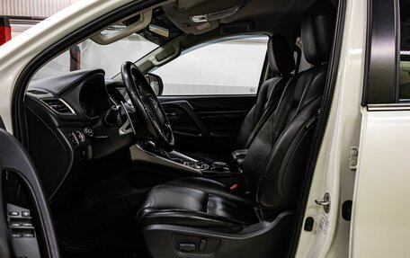 Mitsubishi Pajero Sport III рестайлинг, 2017 год, 2 800 000 рублей, 12 фотография
