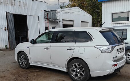 Mitsubishi Outlander III рестайлинг 3, 2013 год, 1 400 000 рублей, 3 фотография