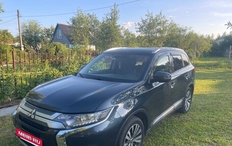 Mitsubishi Outlander III рестайлинг 3, 2019 год, 2 390 000 рублей, 2 фотография