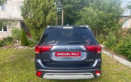 Mitsubishi Outlander III рестайлинг 3, 2019 год, 2 390 000 рублей, 3 фотография