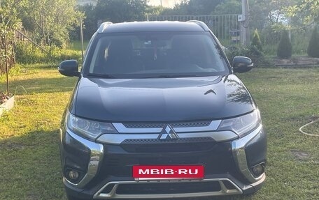 Mitsubishi Outlander III рестайлинг 3, 2019 год, 2 390 000 рублей, 4 фотография