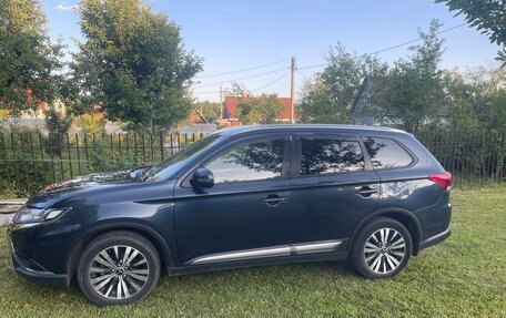 Mitsubishi Outlander III рестайлинг 3, 2019 год, 2 390 000 рублей, 13 фотография