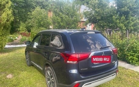 Mitsubishi Outlander III рестайлинг 3, 2019 год, 2 390 000 рублей, 12 фотография