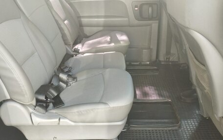 Hyundai H-1 II рестайлинг, 2008 год, 950 000 рублей, 17 фотография