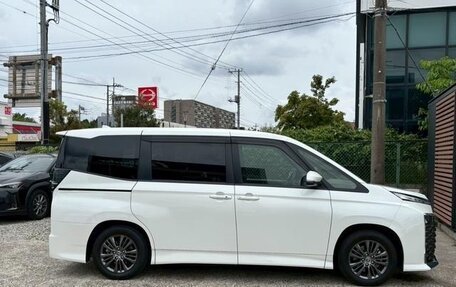 Toyota Voxy, 2022 год, 2 500 000 рублей, 4 фотография
