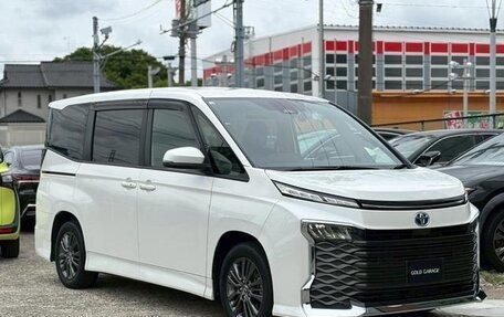 Toyota Voxy, 2022 год, 2 500 000 рублей, 3 фотография