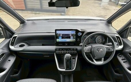 Toyota Voxy, 2022 год, 2 500 000 рублей, 13 фотография