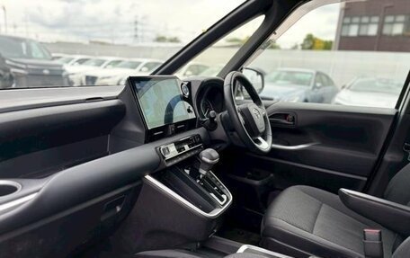 Toyota Voxy, 2022 год, 2 500 000 рублей, 9 фотография