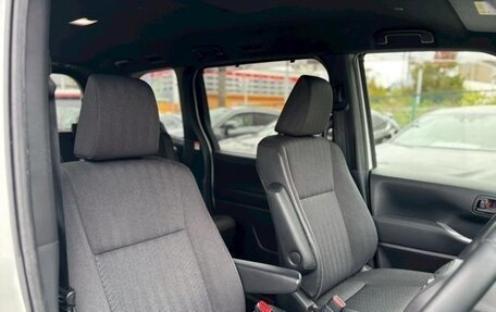 Toyota Voxy, 2022 год, 2 500 000 рублей, 12 фотография