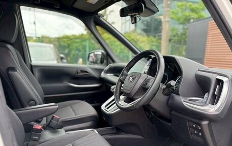 Toyota Voxy, 2022 год, 2 500 000 рублей, 11 фотография