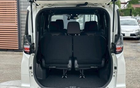 Toyota Voxy, 2022 год, 2 500 000 рублей, 26 фотография