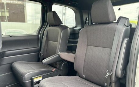 Toyota Voxy, 2022 год, 2 500 000 рублей, 23 фотография