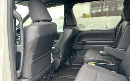 Toyota Voxy, 2022 год, 2 500 000 рублей, 33 фотография