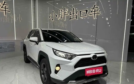 Toyota RAV4, 2022 год, 2 215 000 рублей, 3 фотография