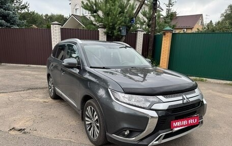 Mitsubishi Outlander III рестайлинг 3, 2020 год, 2 990 000 рублей, 2 фотография