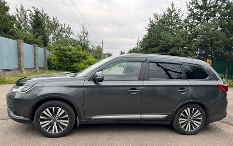 Mitsubishi Outlander III рестайлинг 3, 2020 год, 2 990 000 рублей, 4 фотография