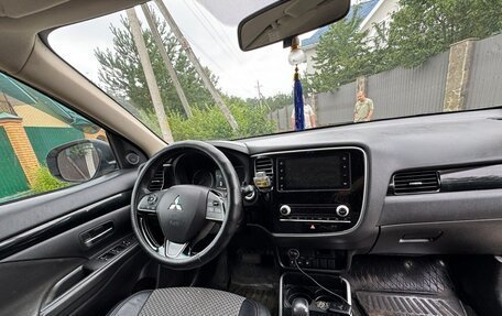 Mitsubishi Outlander III рестайлинг 3, 2020 год, 2 990 000 рублей, 9 фотография