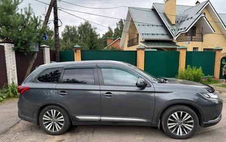Mitsubishi Outlander III рестайлинг 3, 2020 год, 2 990 000 рублей, 5 фотография