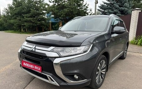 Mitsubishi Outlander III рестайлинг 3, 2020 год, 2 990 000 рублей, 3 фотография
