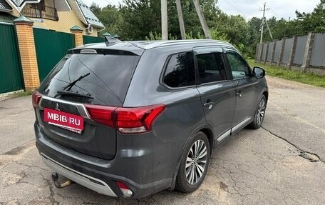 Mitsubishi Outlander III рестайлинг 3, 2020 год, 2 990 000 рублей, 8 фотография