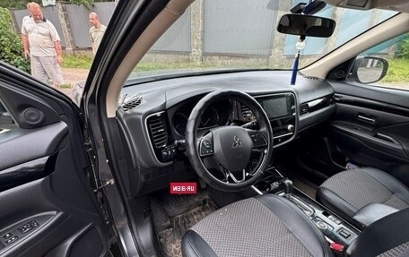 Mitsubishi Outlander III рестайлинг 3, 2020 год, 2 990 000 рублей, 10 фотография